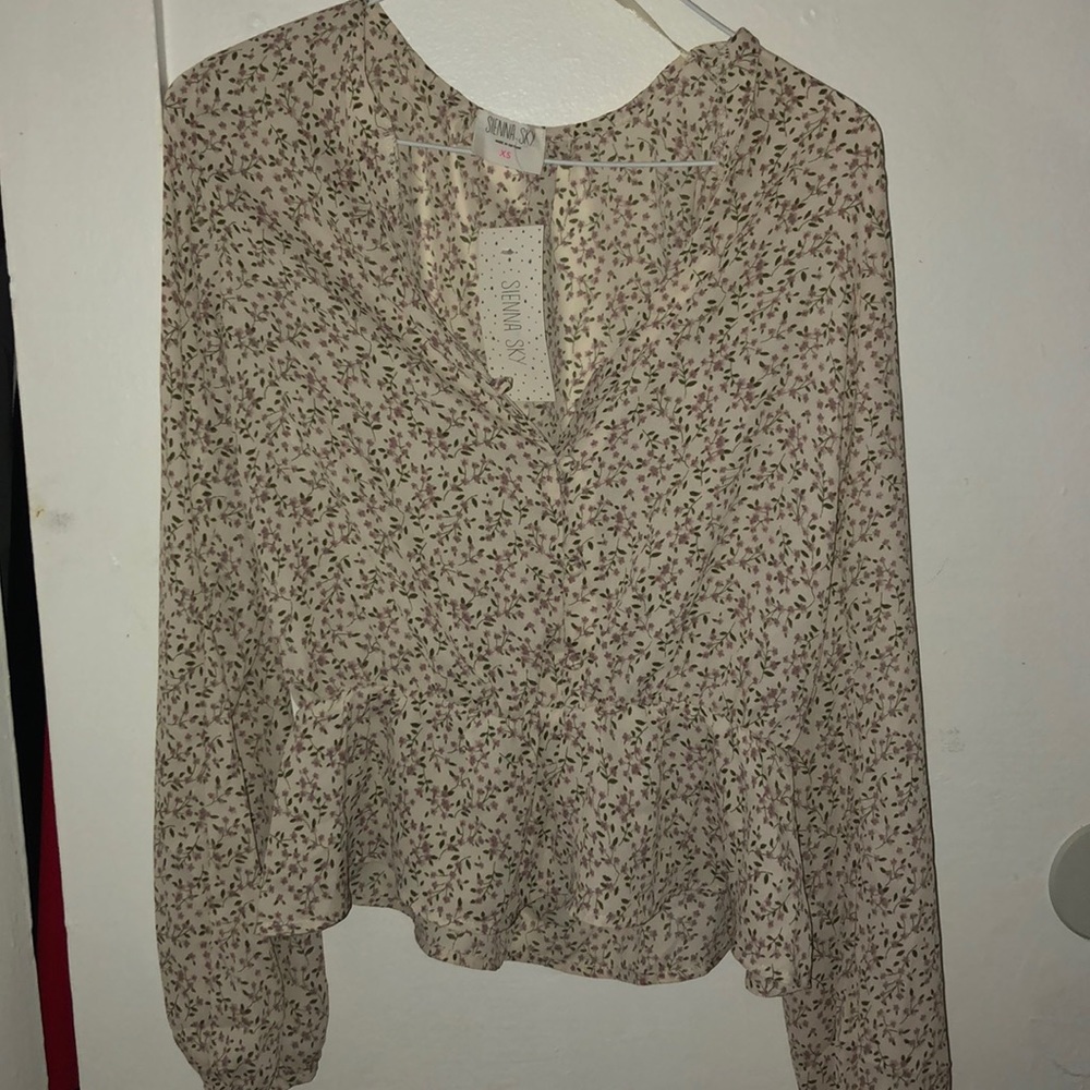 A professional and cute blouse